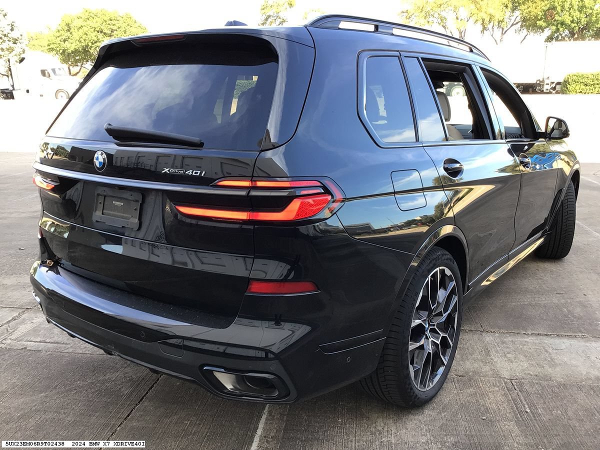 Used 2024 BMW X7 xDrive40i w/ M Sport Package AWD/4WD image 5