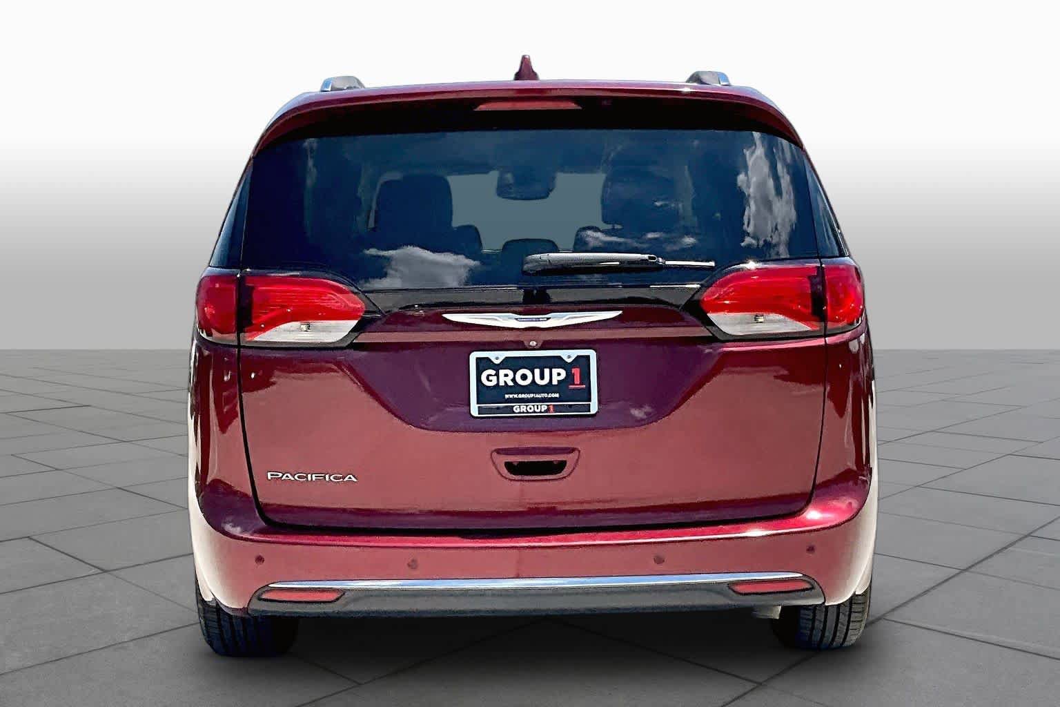 Used 2017 Chrysler Pacifica Touring-L Plus w/ Advanced Safetytec Group FWD image 5