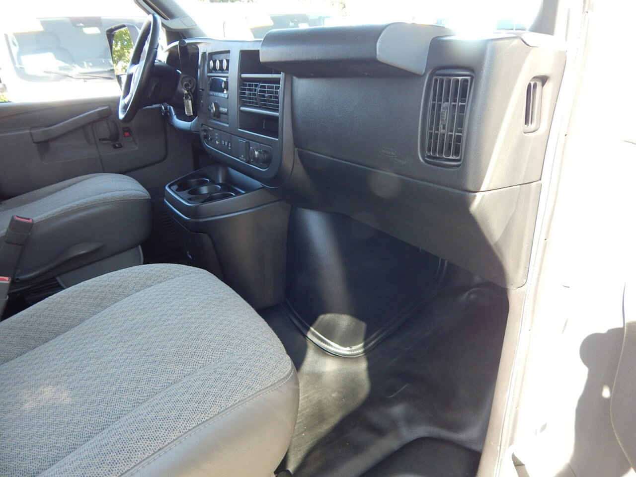 Used 2019 Chevrolet Express 4500 w/ Power Convenience Package RWD image 18
