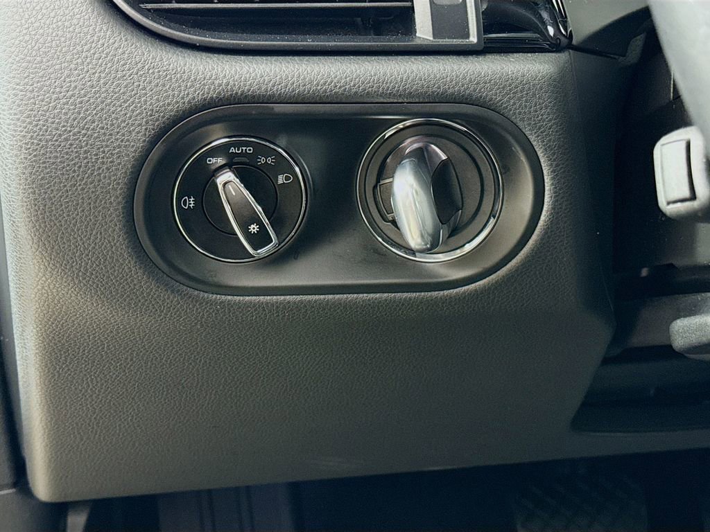 Used 2024 Porsche Macan image 13