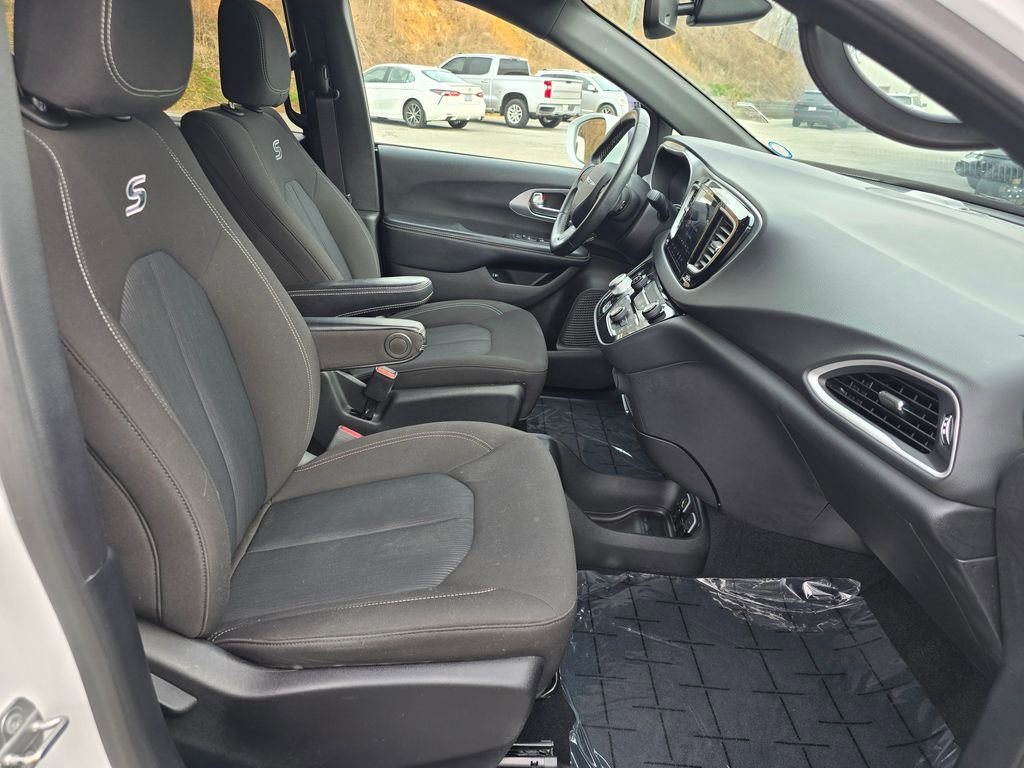 Used 2020 Chrysler Pacifica Touring w/ S Appearance Package image 28