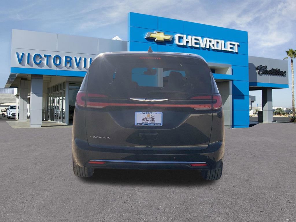 Used 2023 Chrysler Pacifica Touring-L FWD image 5