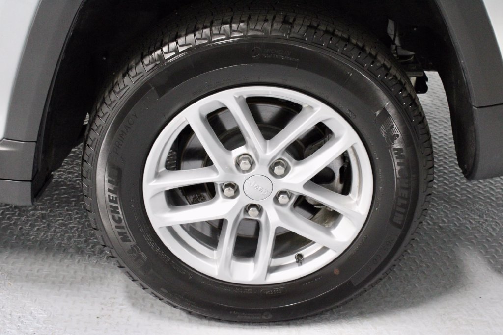 Used 2024 Jeep Grand Cherokee L Laredo AWD/4WD image 18