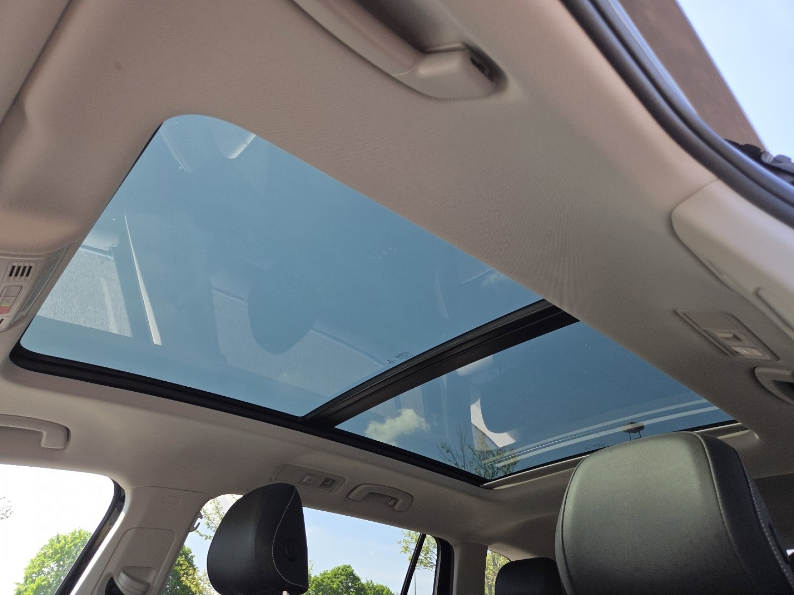 Used 2023 Volkswagen Tiguan SE AWD/4WD image 3