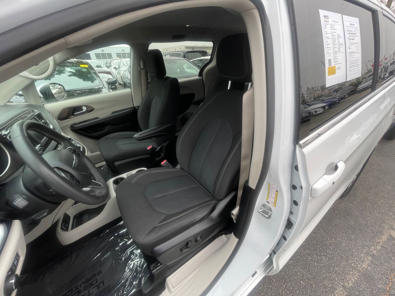Used 2023 Chrysler Voyager LX image 38