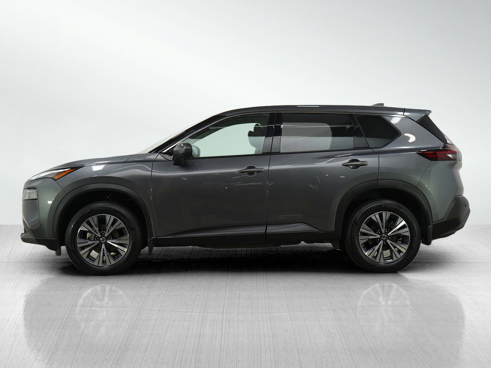 Used 2021 Nissan Rogue SV image 2