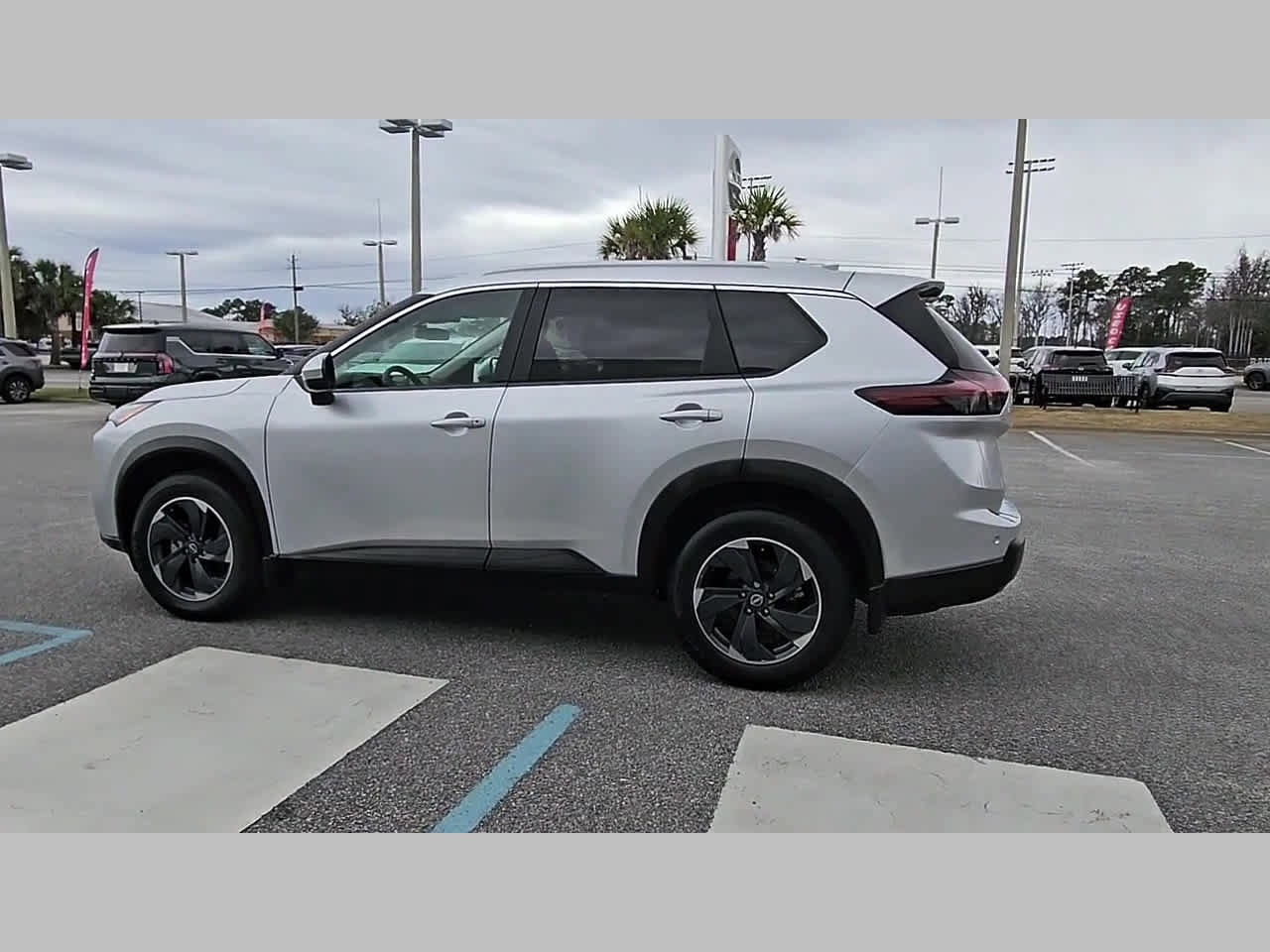 Used 2024 Nissan Rogue SV w/ SV Premium Package image 27