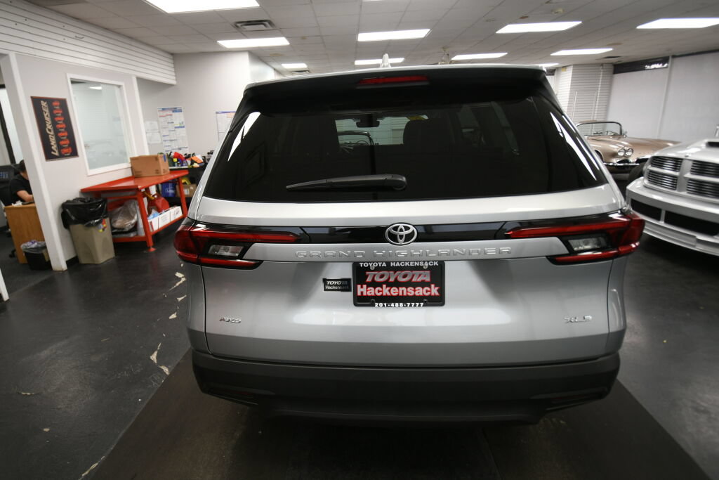 Certified 2025 Toyota Grand Highlander AWD image 6