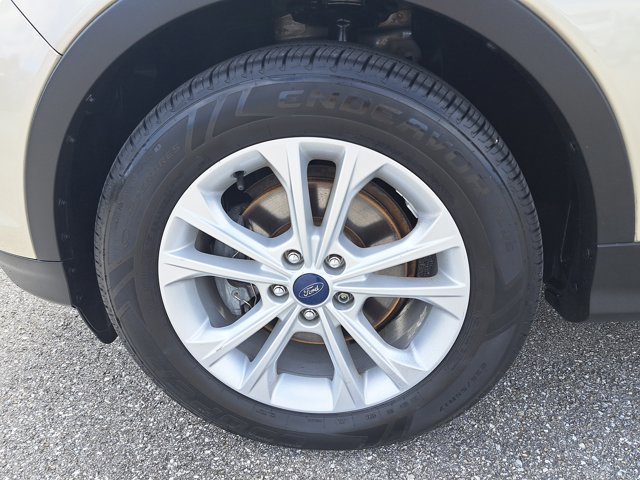 Certified 2017 Ford Escape SE w/ Equipment Group 201A image 4