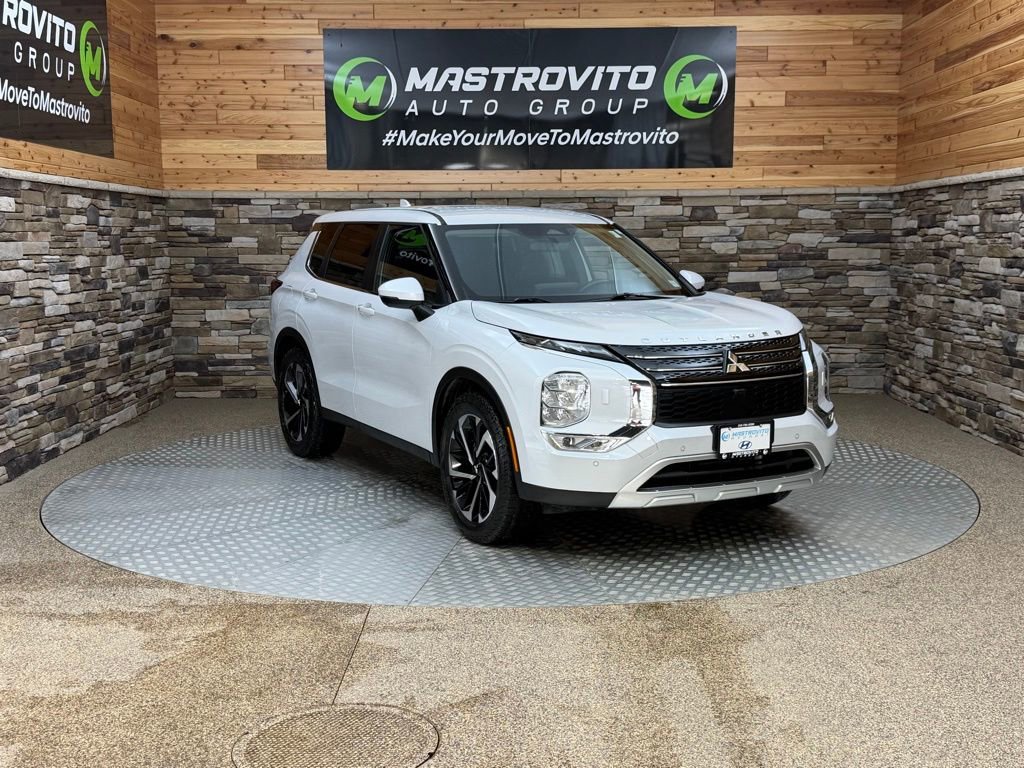 Used 2023 Mitsubishi Outlander SE image 2