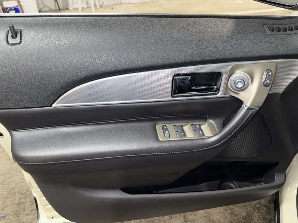 Used 2014 Lincoln MKX AWD w/ Equipment Group 102A image 19