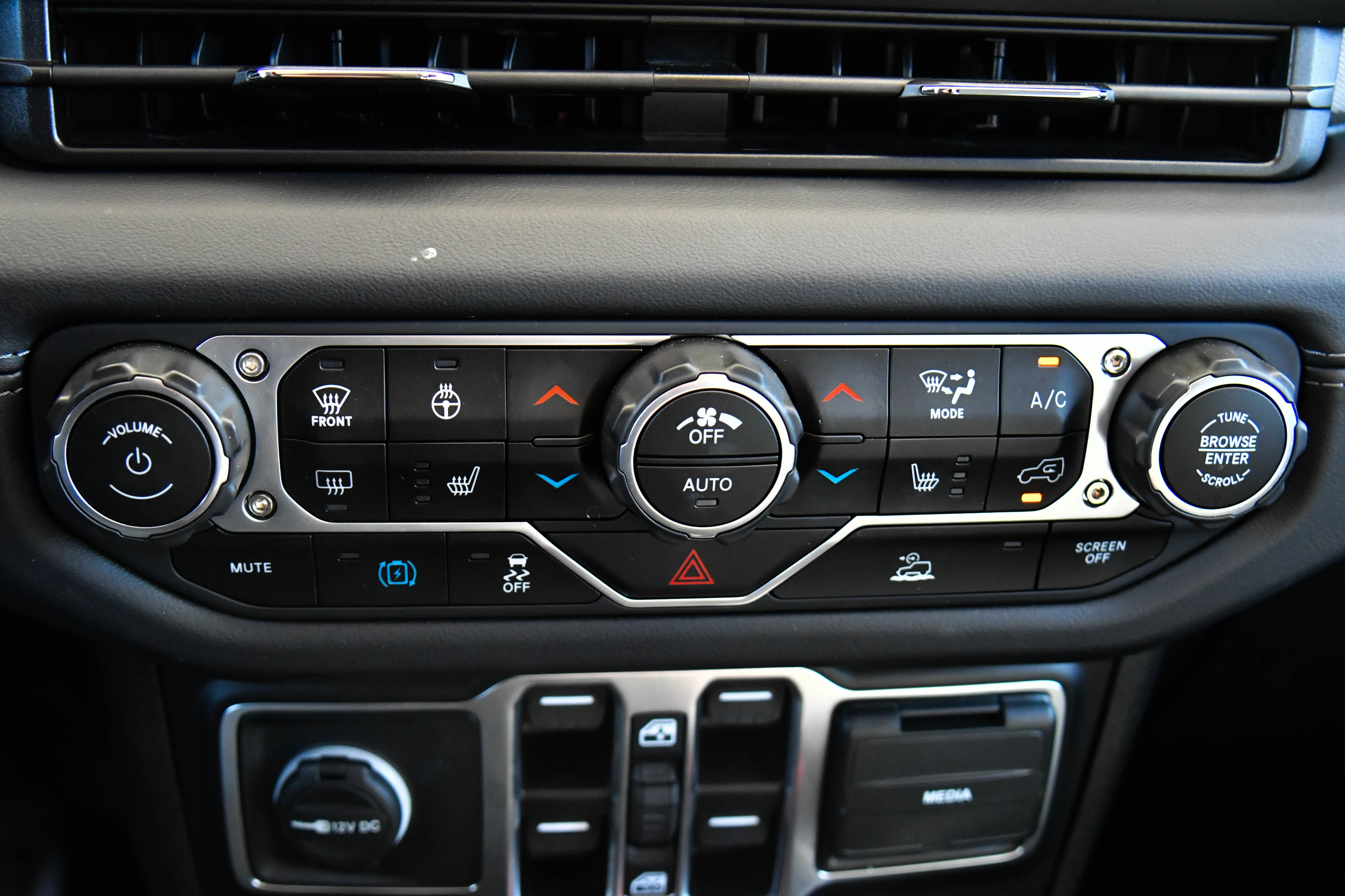 Used 2025 Jeep Wrangler Sahara image 27