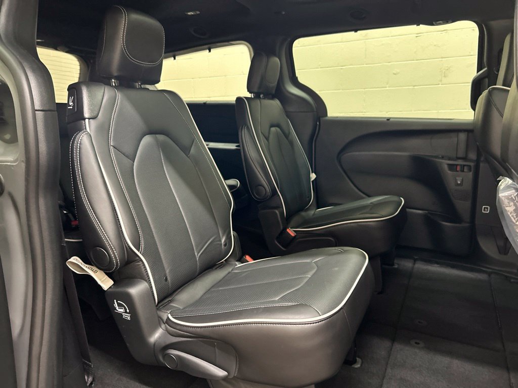 Used 2025 Chrysler Pacifica Limited FWD image 13