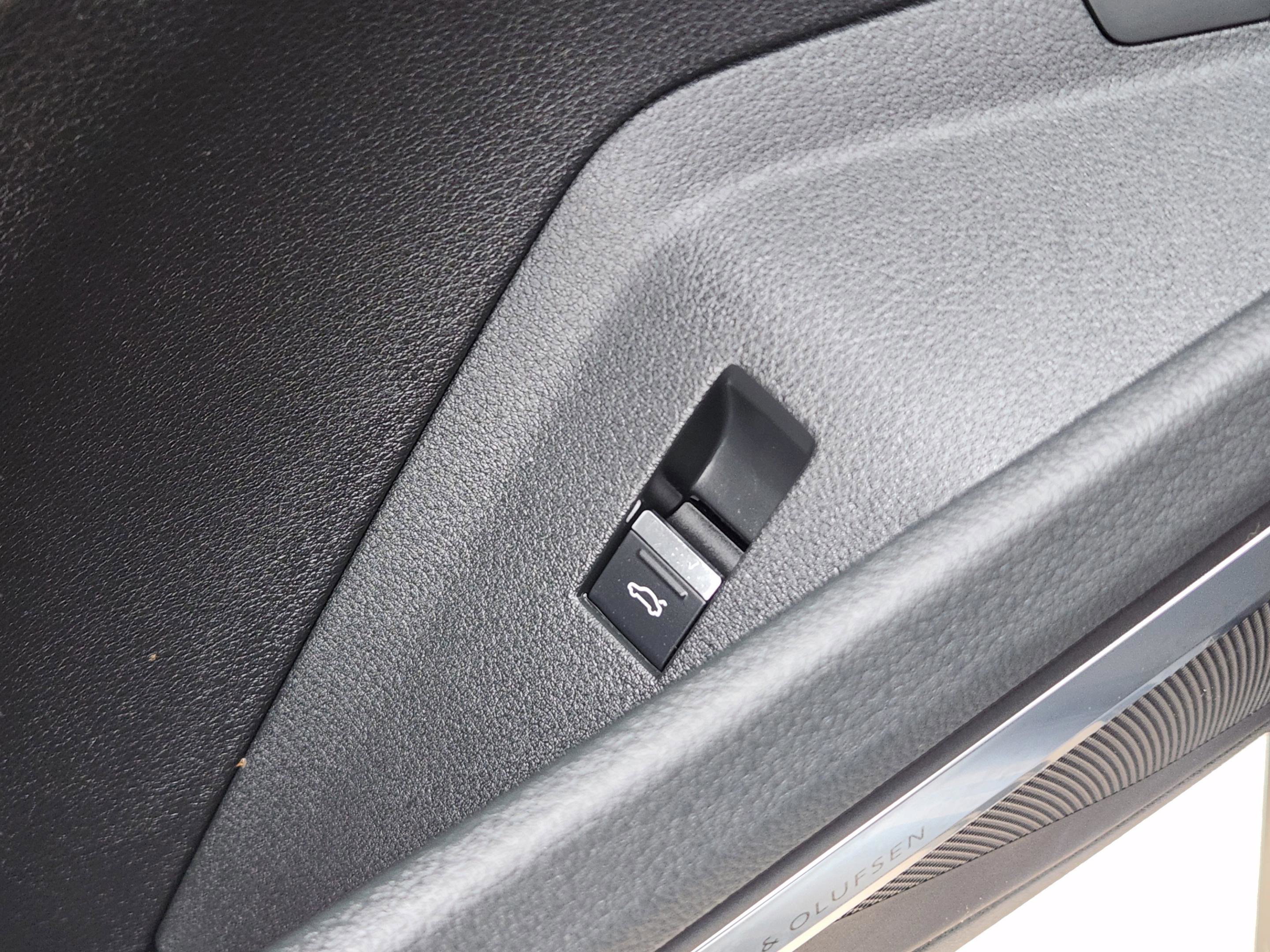 Used 2019 Audi e-tron Prestige w/ Prestige Package image 18