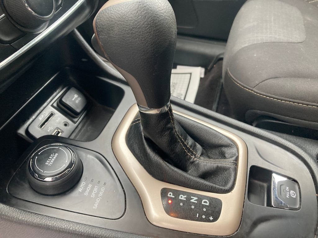 Used 2017 Jeep Cherokee Latitude image 28