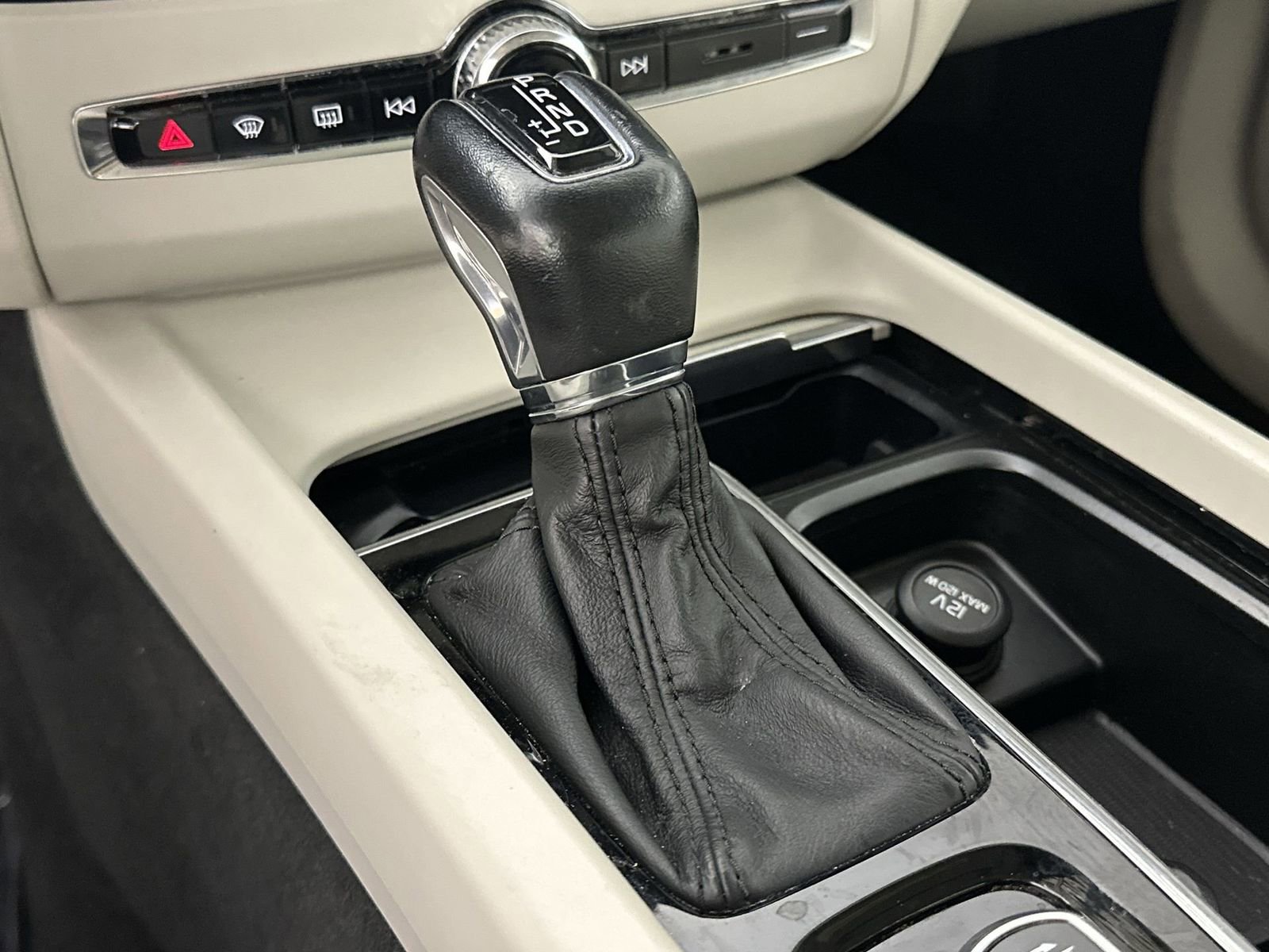 Used 2018 Volvo XC60 T5 Momentum w/ Convenience Package image 20