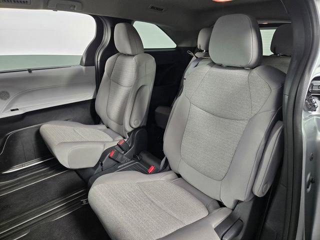 Used 2025 Toyota Sienna LE FWD image 17