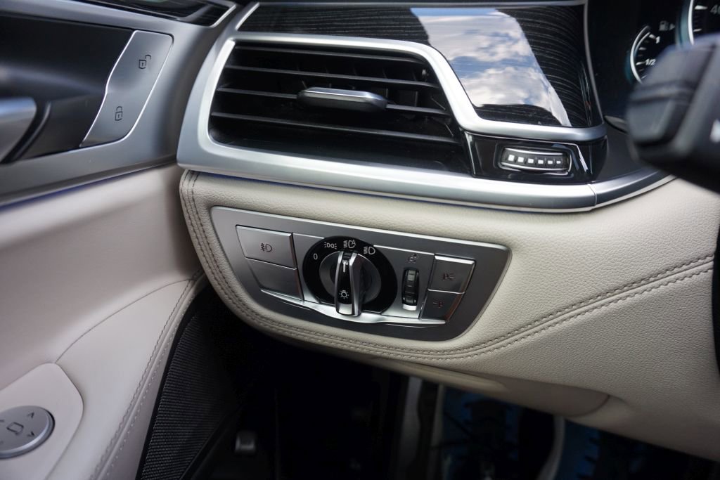 Used 2019 BMW 750i w/ Executive Package image 40
