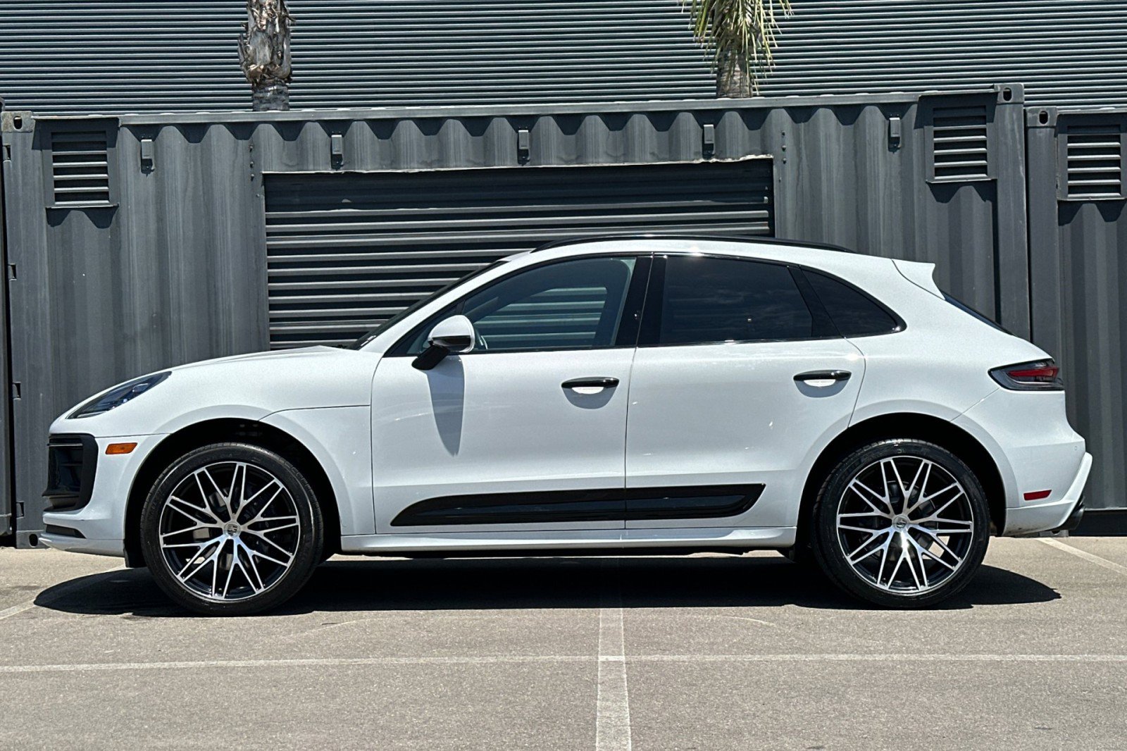 Certified 2022 Porsche Macan AWD/4WD image 2