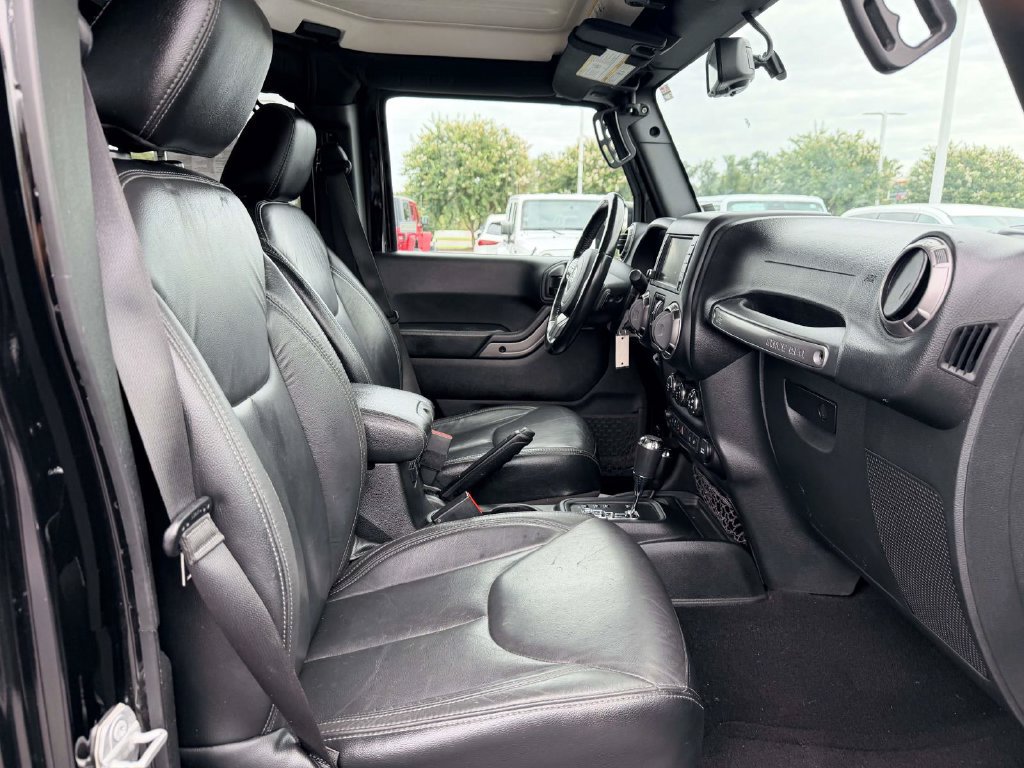 Used 2018 Jeep Wrangler Unlimited Sahara AWD/4WD image 9
