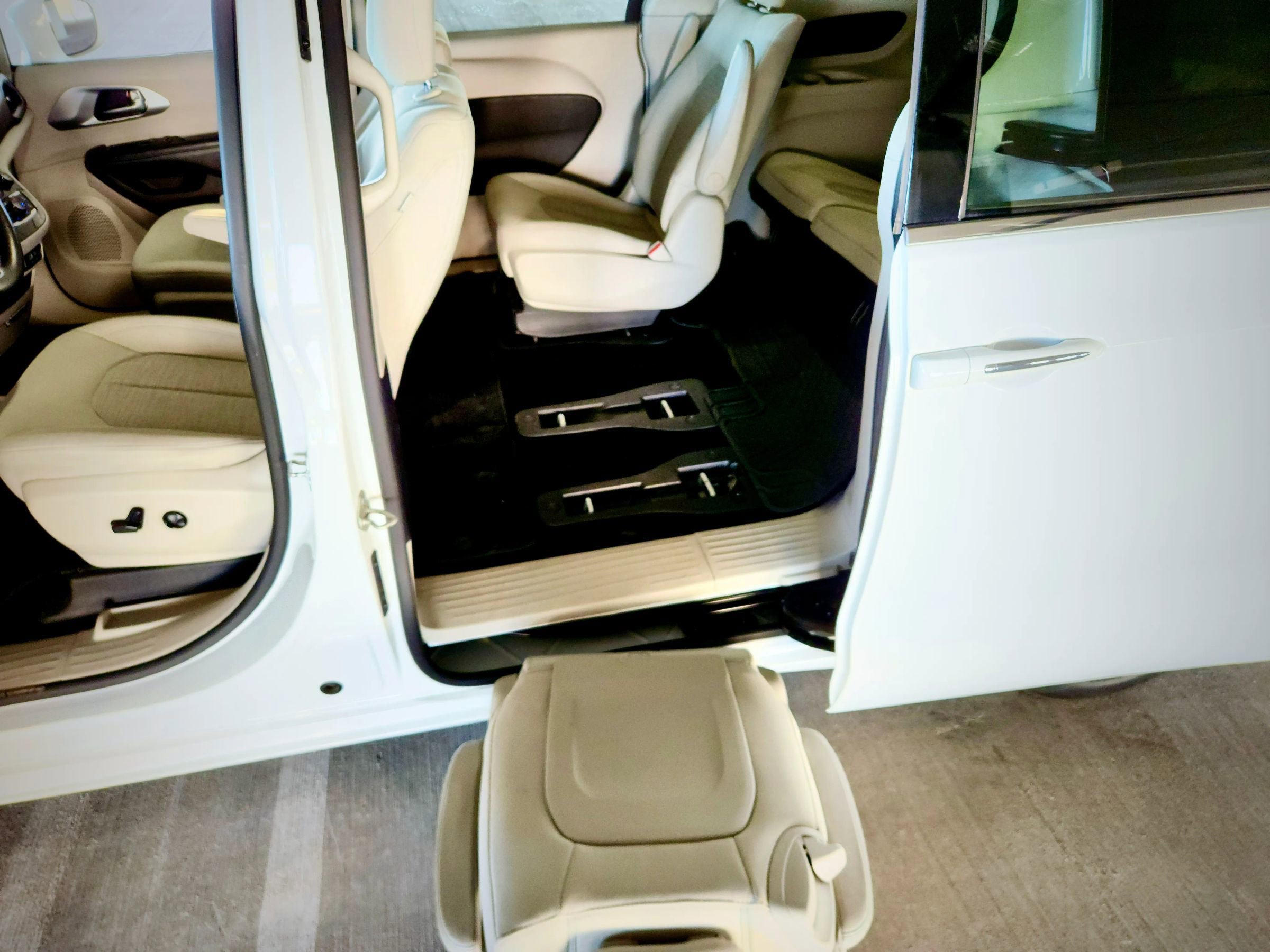 Used 2019 Chrysler Pacifica Touring Plus image 51