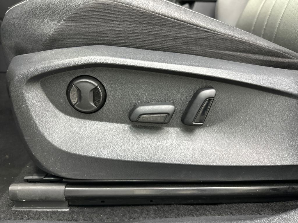 Used 2024 Volkswagen Tiguan SE image 10