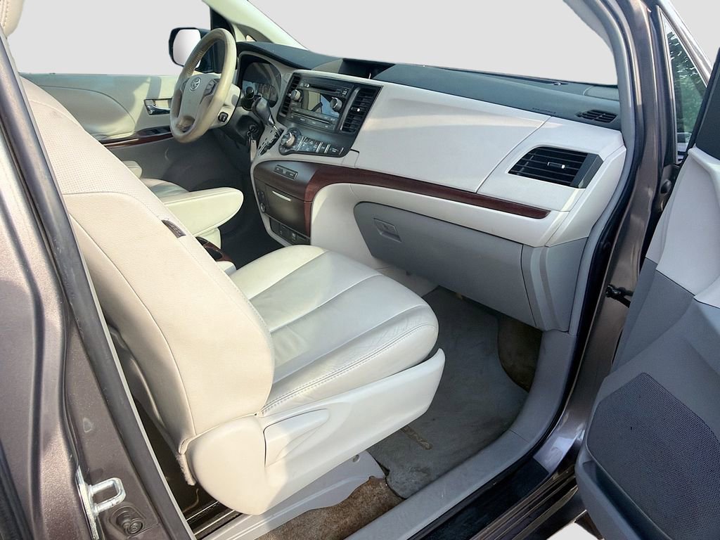 Used 2011 Toyota Sienna XLE w/ Entertainment Pkg FWD image 14