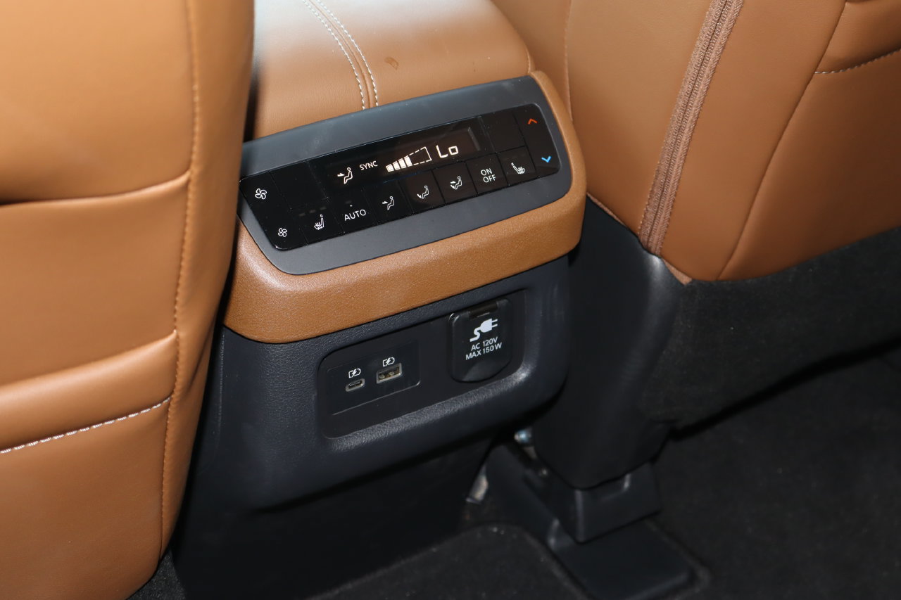 Used 2025 Nissan Pathfinder Platinum w/ Black Appearance Package FWD image 21