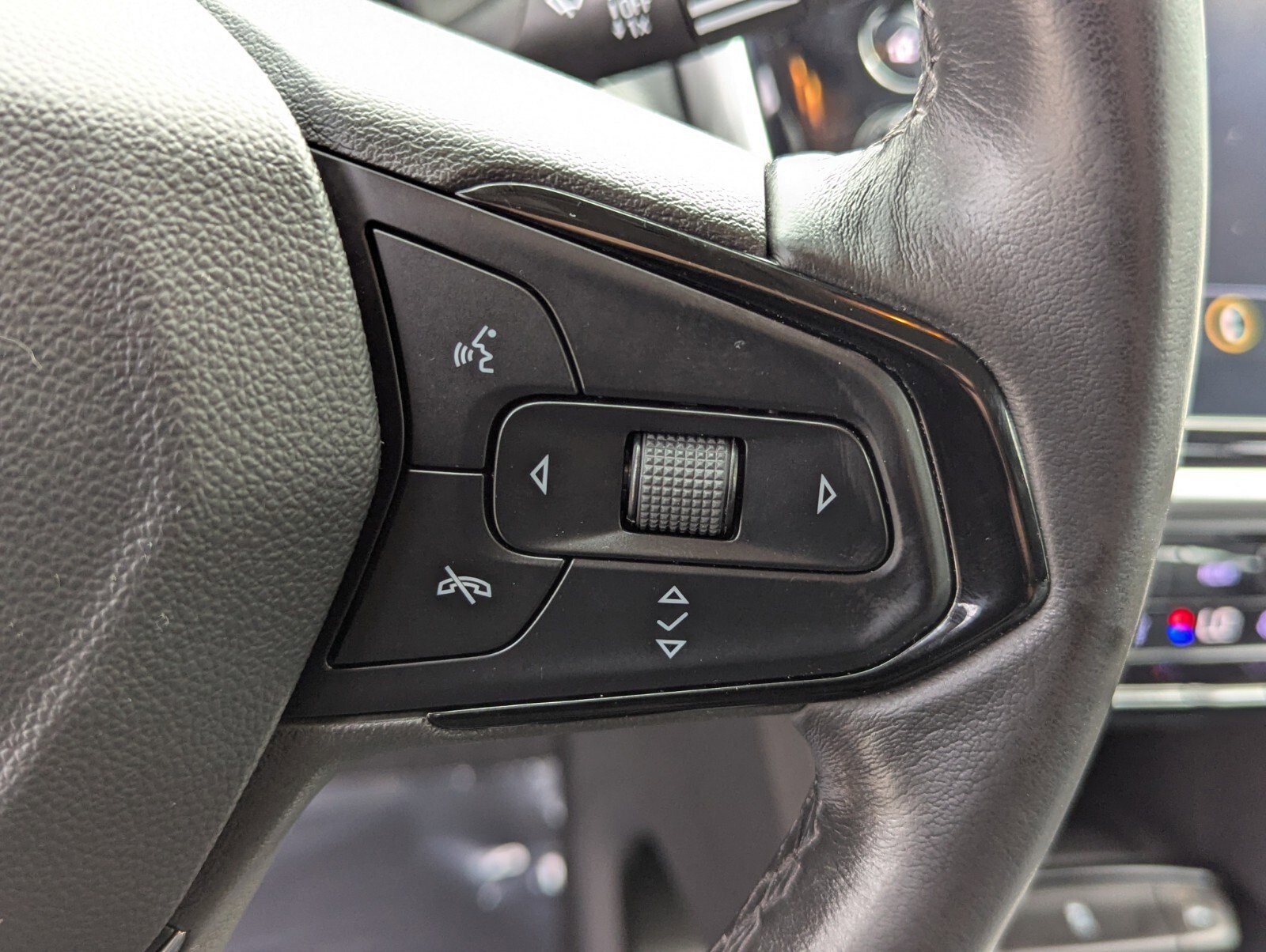Used 2022 Chevrolet Bolt EUV LT w/ Convenience Package FWD image 30