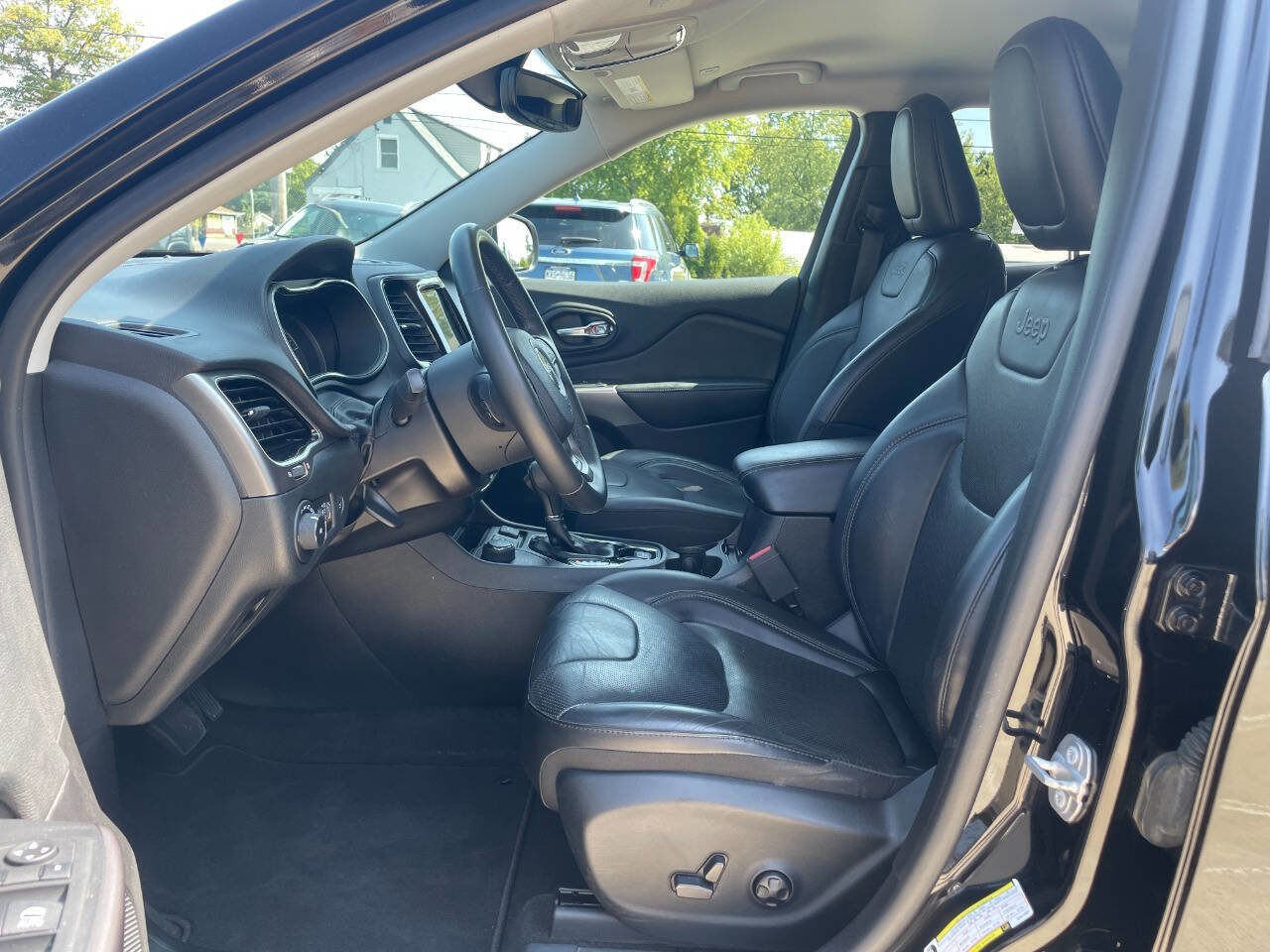 Used 2019 Jeep Cherokee Limited image 28