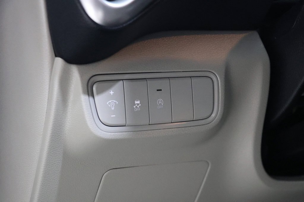 Used 2025 Kia Soul LX w/ LX Technology Package FWD image 23