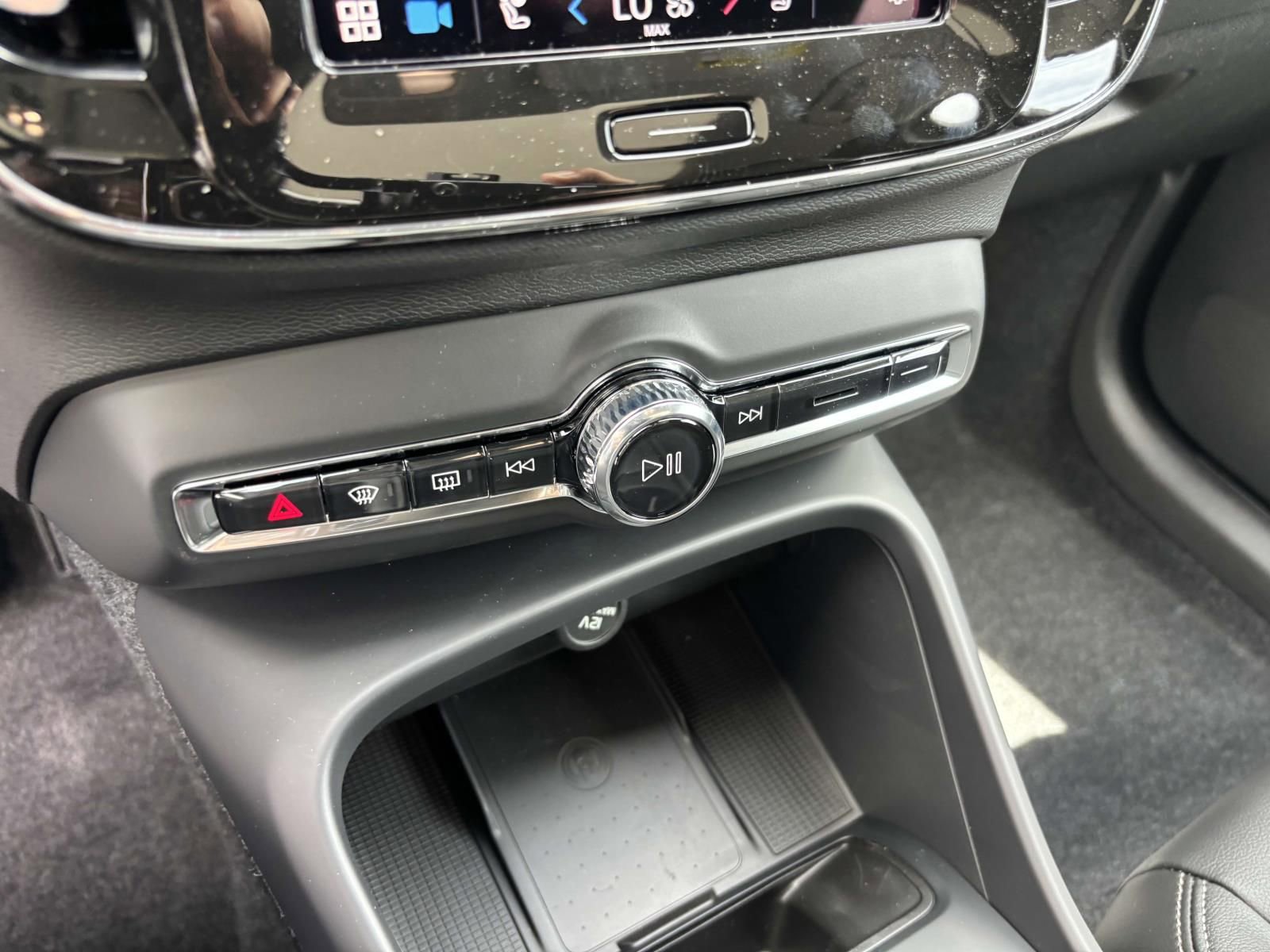 New 2025 Volvo XC40 B5 Core w/ Protection Package Premier AWD/4WD image 21