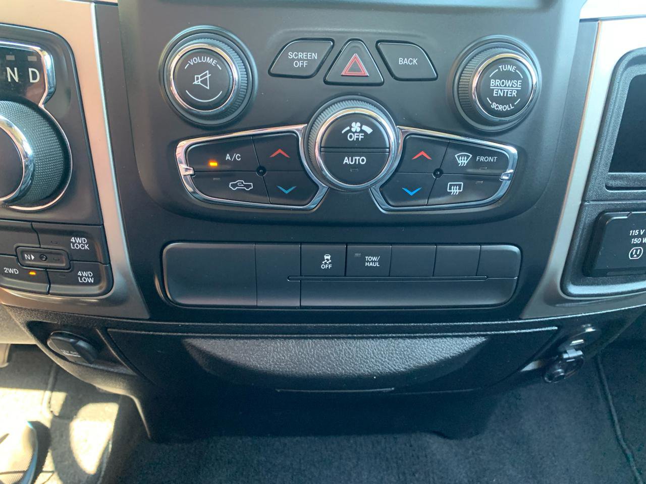 Used 2019 RAM 1500 Classic SLT w/ Luxury Group image 27