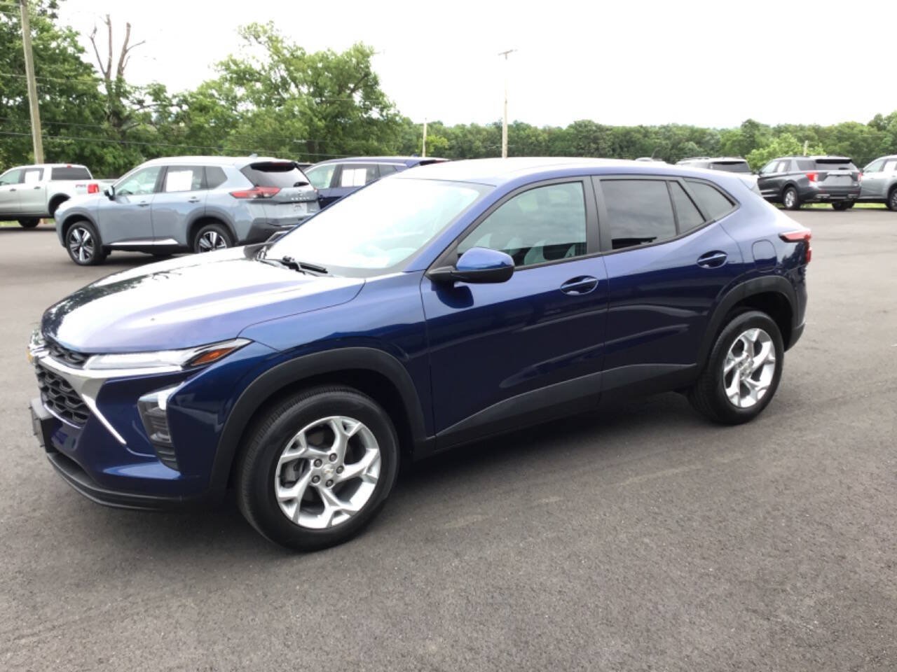 Used 2024 Chevrolet Trax LS w/ LS Convenience Package FWD image 3