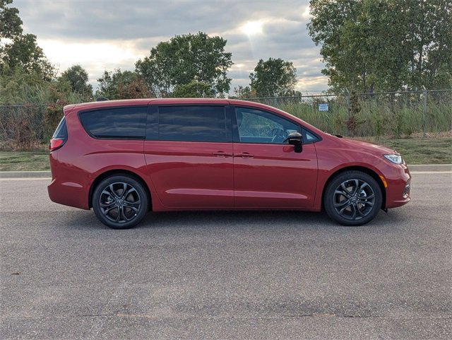 New 2026 Chrysler Pacifica Select image 2
