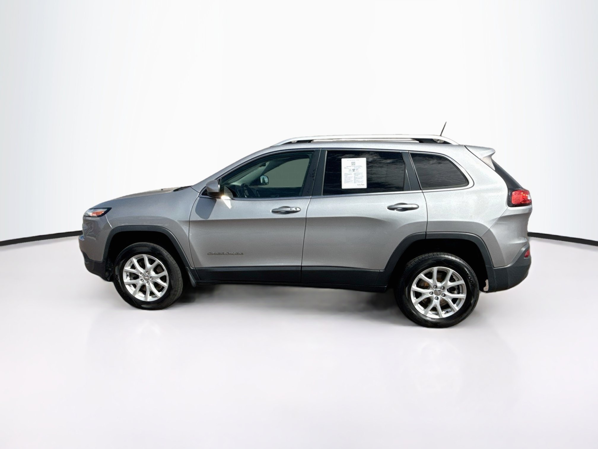 Used 2017 Jeep Cherokee Latitude AWD/4WD image 4