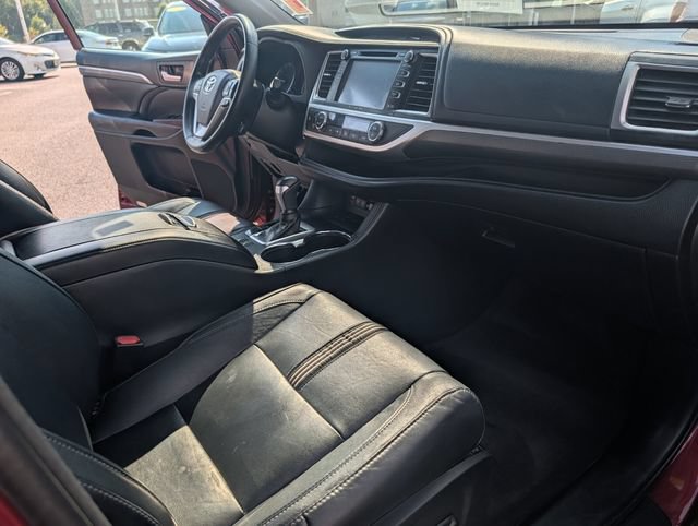 Used 2018 Toyota Highlander SE FWD image 23