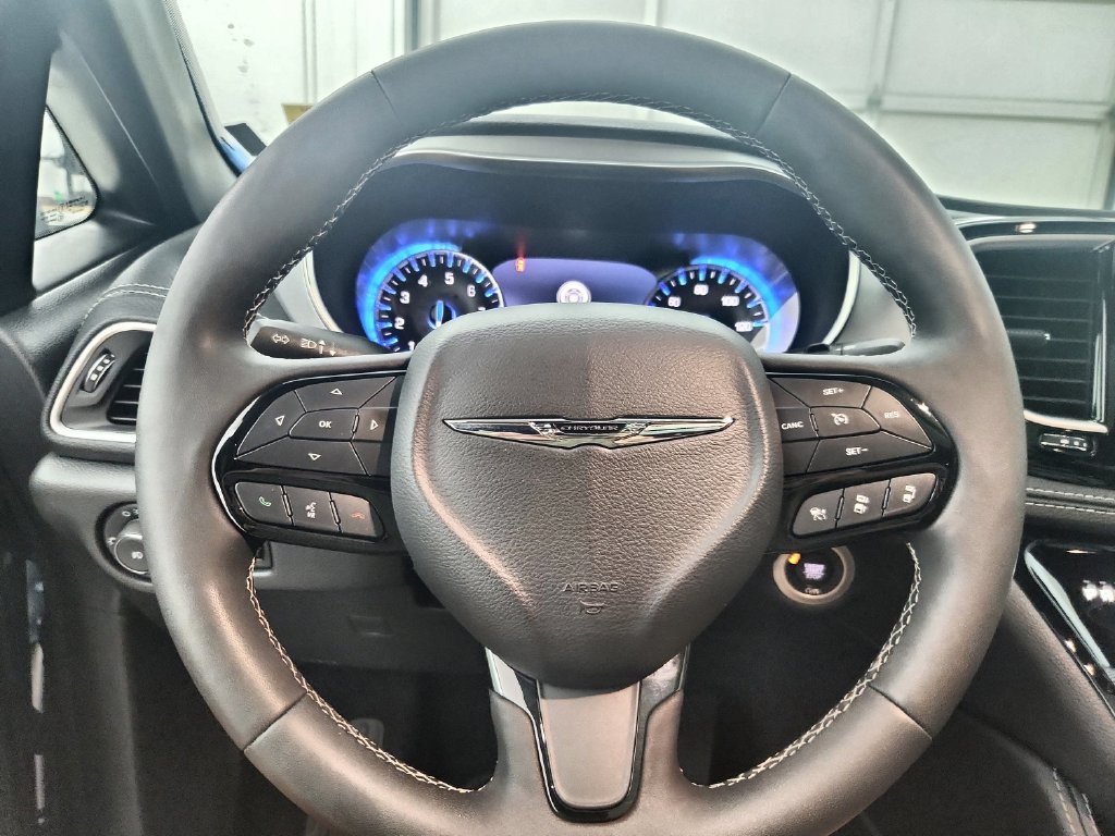 Certified 2025 Chrysler Pacifica Limited FWD image 25