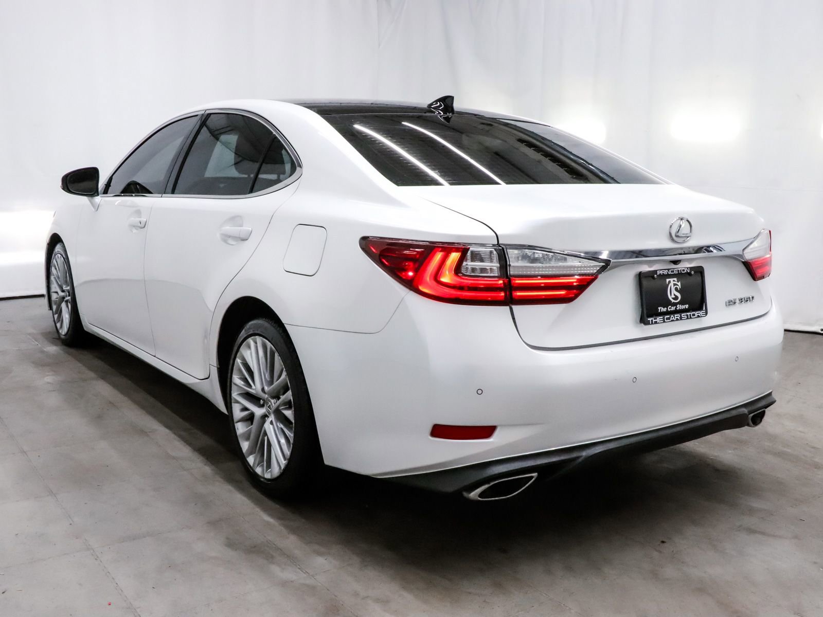 Used 2016 Lexus ES 350 w/ Luxury Package w/Wood Trim image 4