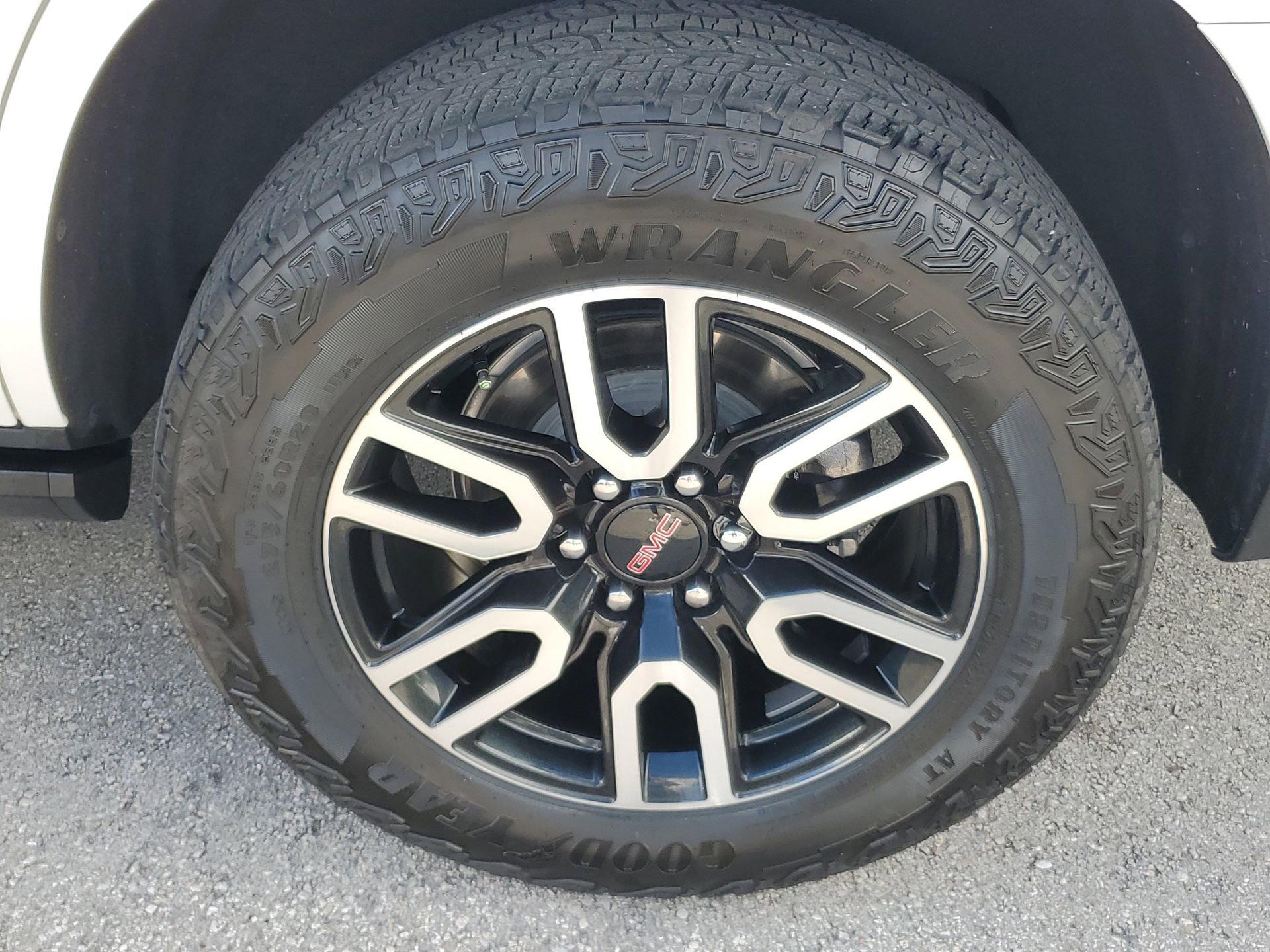 Used 2024 GMC Yukon AT4 w/ Technology Package image 5