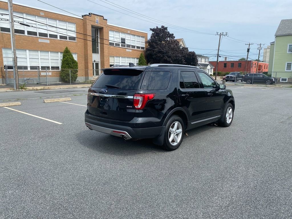 Used 2017 Ford Explorer XLT w/ Equipment Group 202A image 5