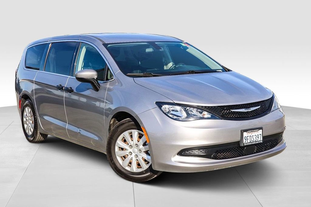 Used 2021 Chrysler Voyager L image 2