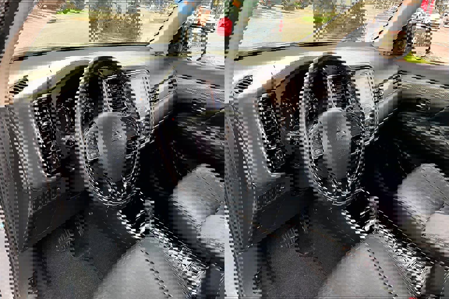 Used 2019 Mitsubishi Outlander SEL image 17