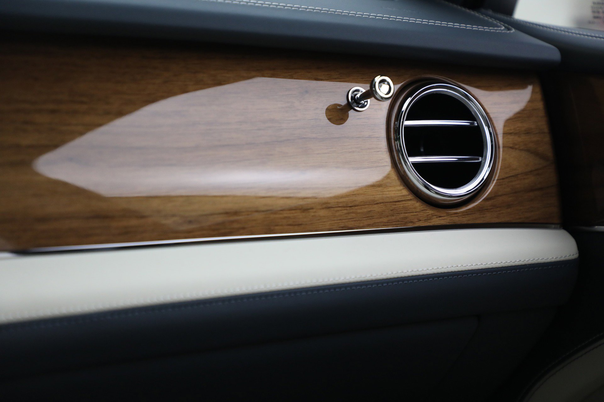 New 2025 Bentley Bentayga Extended Wheelbase image 31