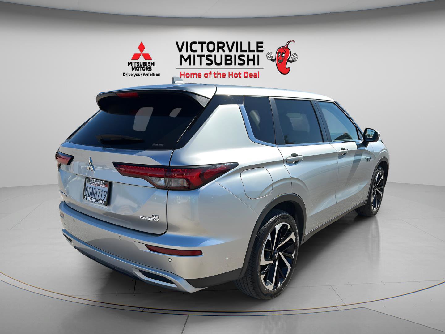 Used 2023 Mitsubishi Outlander 4WD Plug-In Hybrid image 9