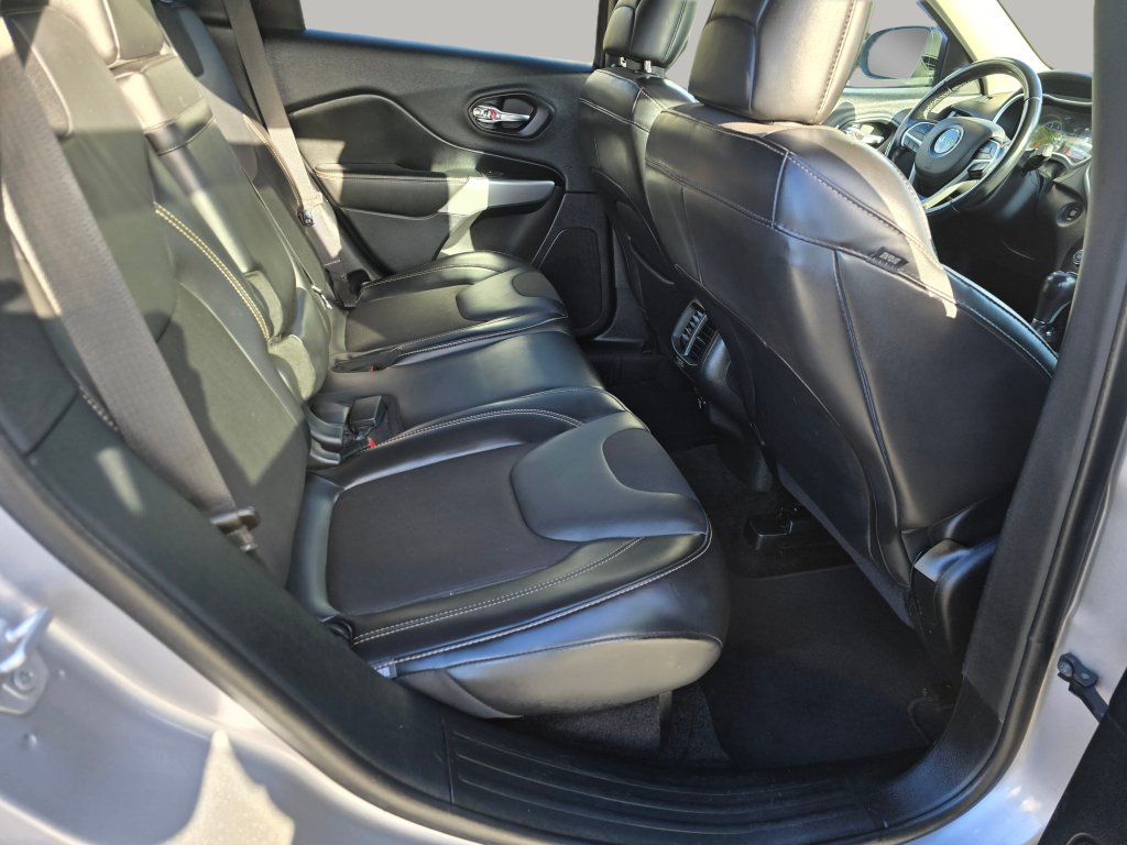 Used 2018 Jeep Cherokee Latitude Plus AWD/4WD image 25