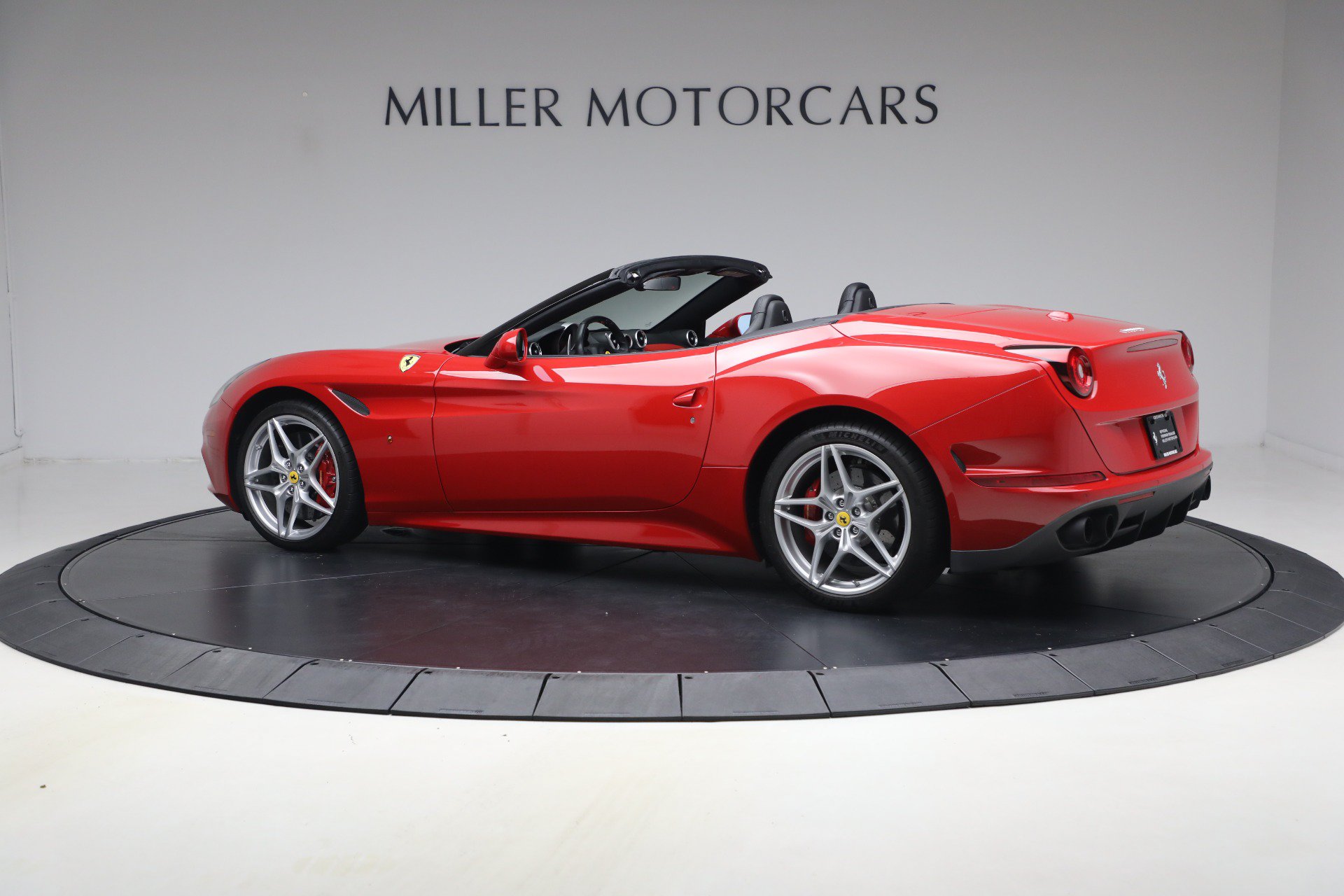 Certified 2017 Ferrari California T RWD image 4