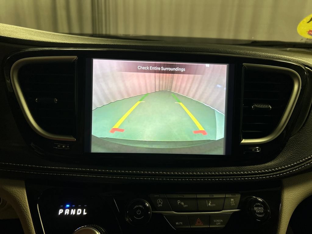 Used 2024 Chrysler Pacifica Touring-L w/ Uconnect Theater Family Group FWD image 18