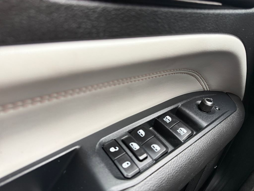 Used 2025 Jeep Compass Limited image 28