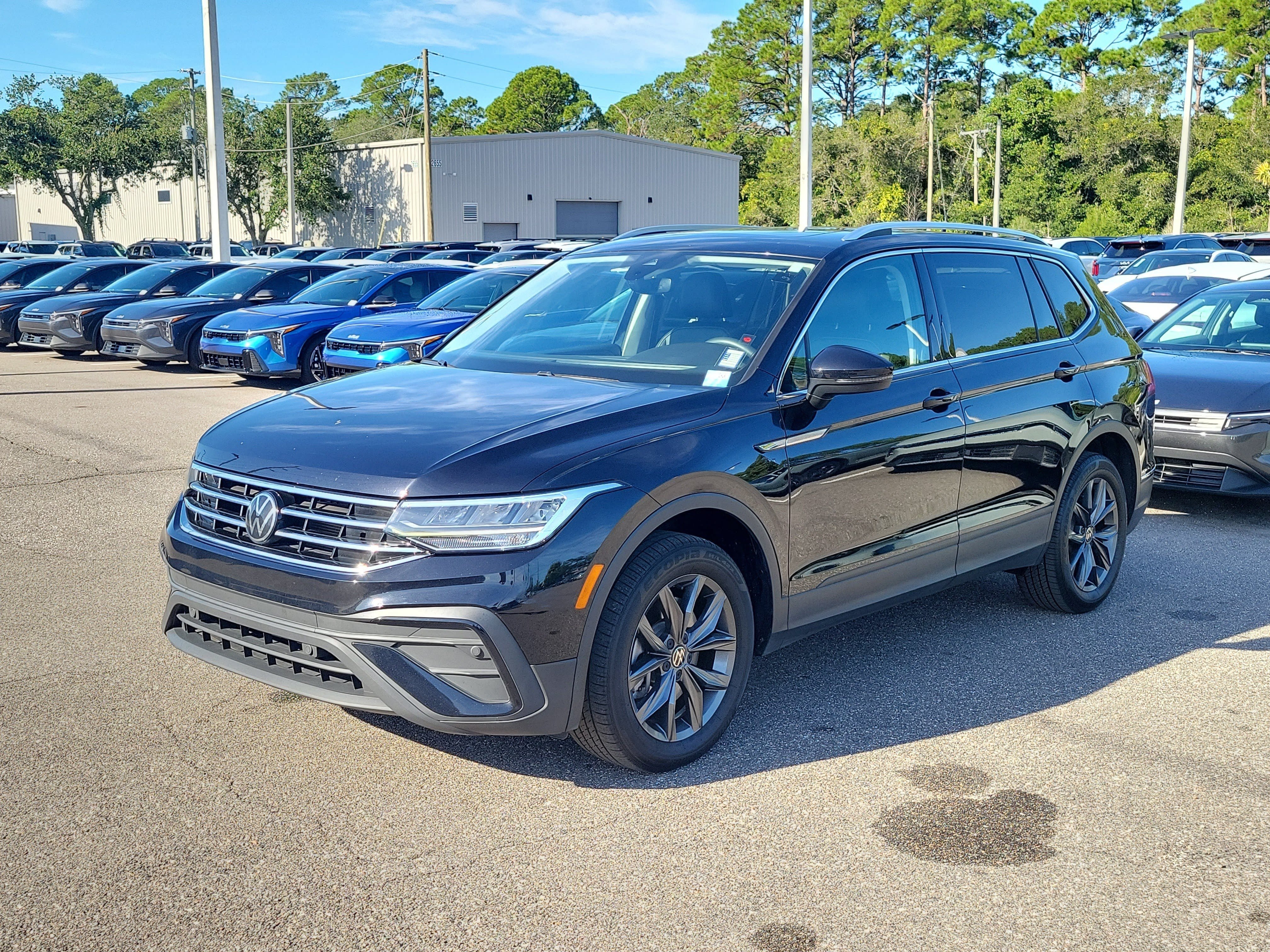 Used 2023 Volkswagen Tiguan SE w/ Panoramic Sunroof Package FWD image 3